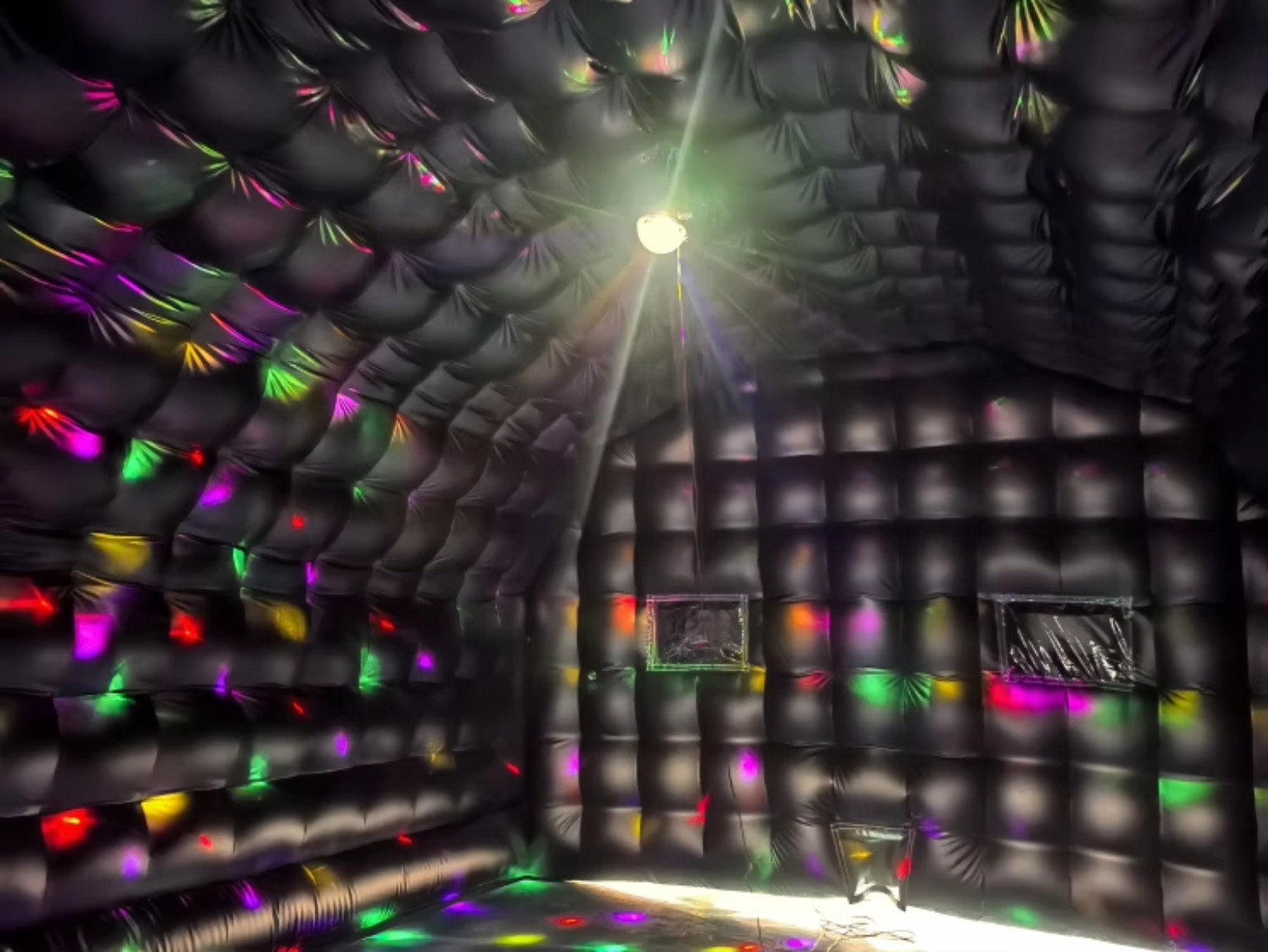 Beleuchteter Innenraum des schwarzen Discozelts