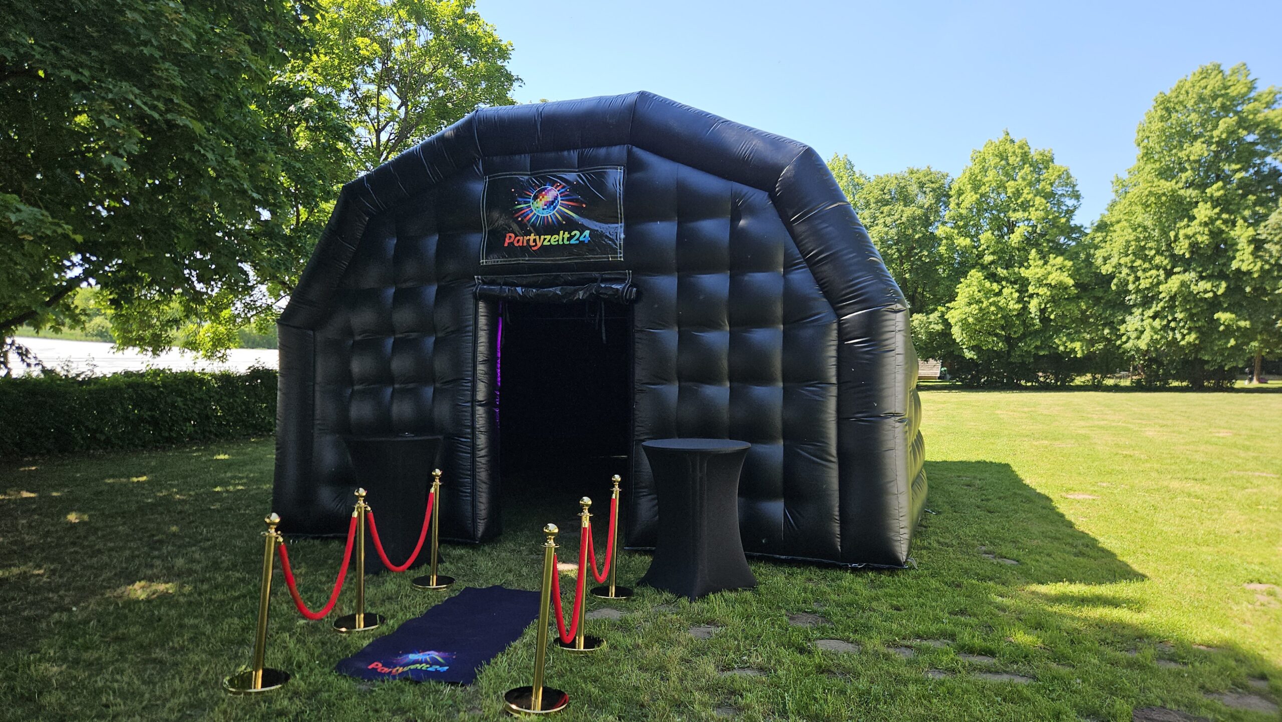Partyzelt24 Discozelt mit Teppich und Absperrungen